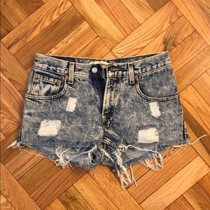 LEVI’S DENIM SHORTS